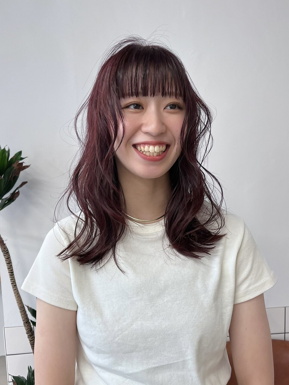 深みバーガンディーに大きめウェーブスタイル