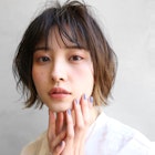 外ハネ小顔ショートボブ×インナーカラーブリーチ