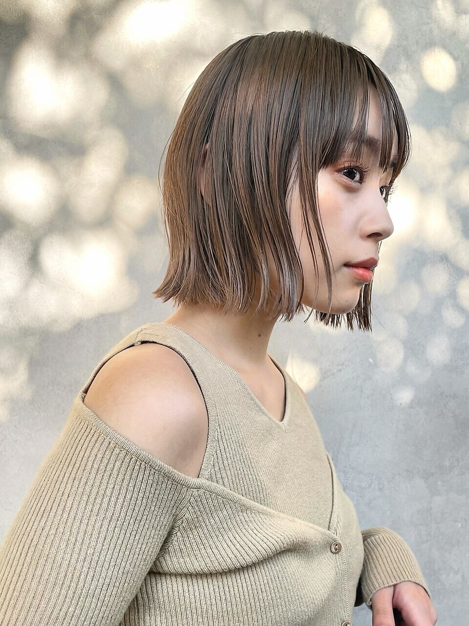 透明感ベージュカラー × 切りっぱなしボブ