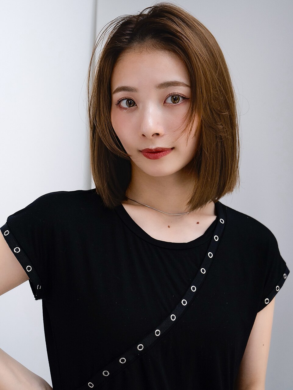 長めバング鎖骨ミディアムボブオリーブベージュ切りっぱなしボブ