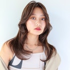 ブリーチなし透明感オリーブグレージュのくびれミディアム