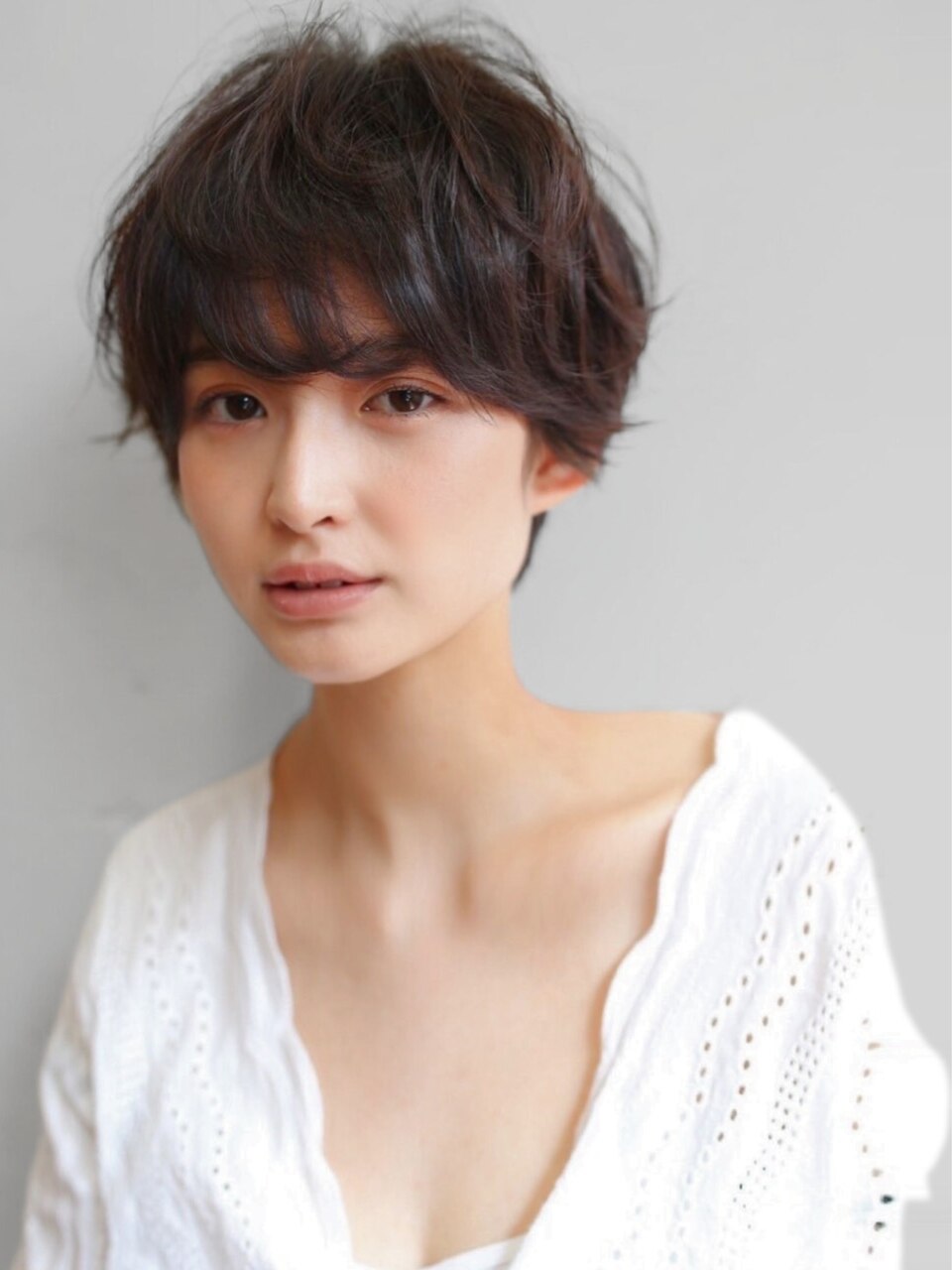 大人可愛いショート×くせ毛風パーマ×アッシュブラック