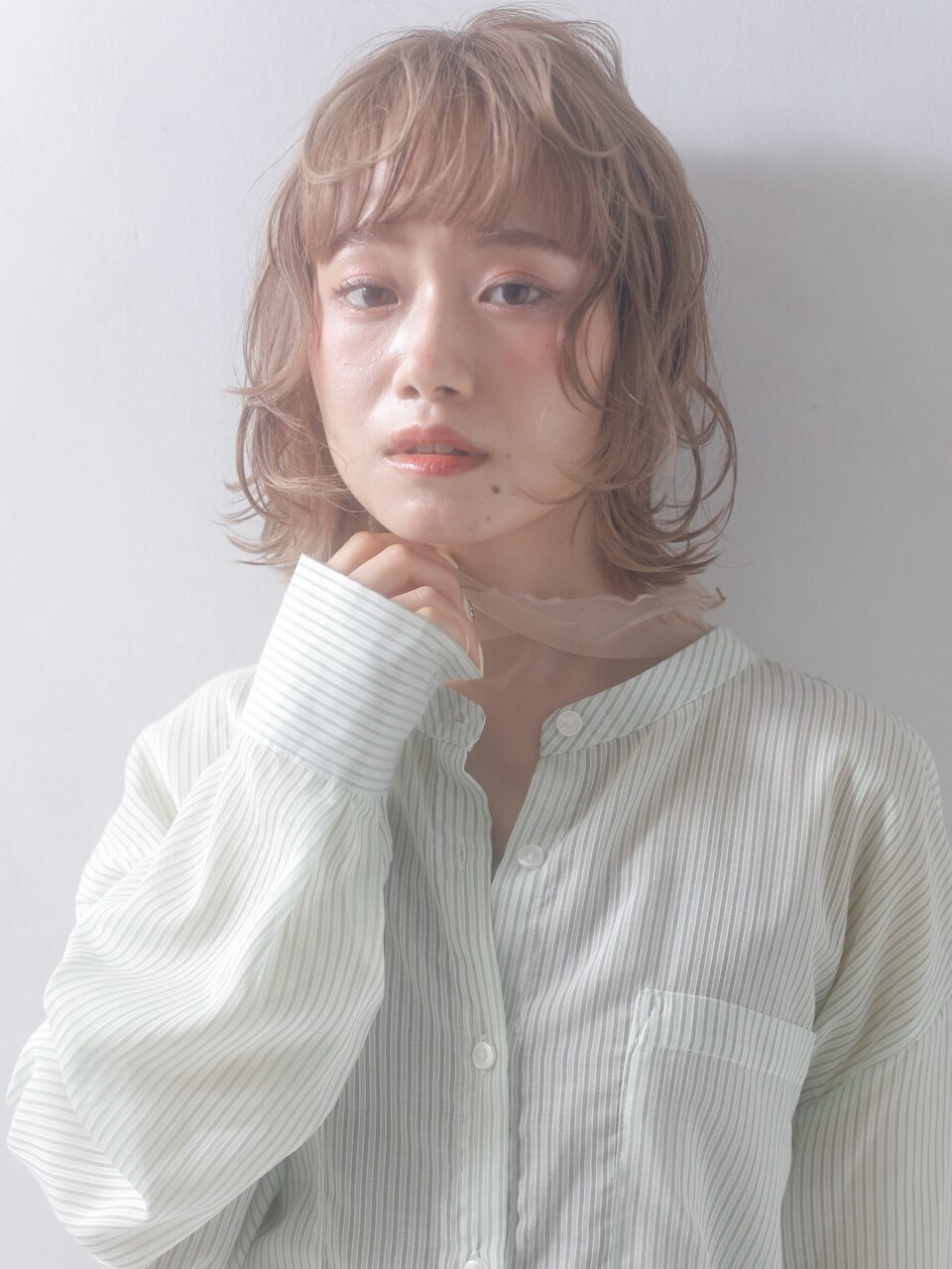 《外はねくびれミディアムヘアー》
