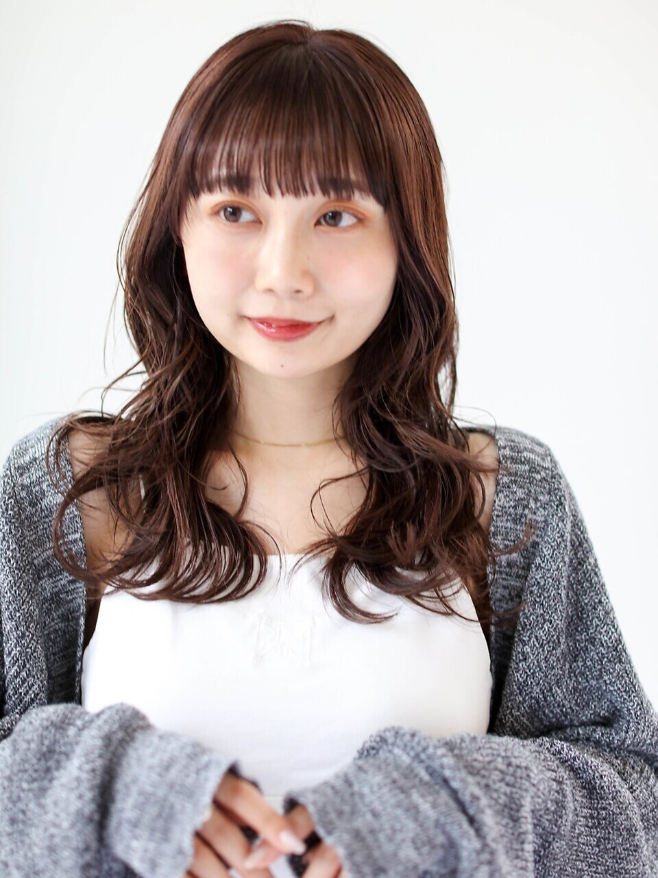 ぱっつん前髪にレイヤーカットでつくる束感カールのウェットヘア