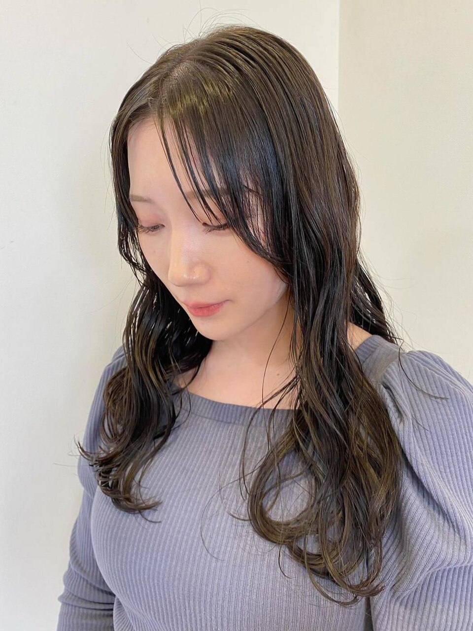 カーキグレージュ×韓国風ロングスタイル