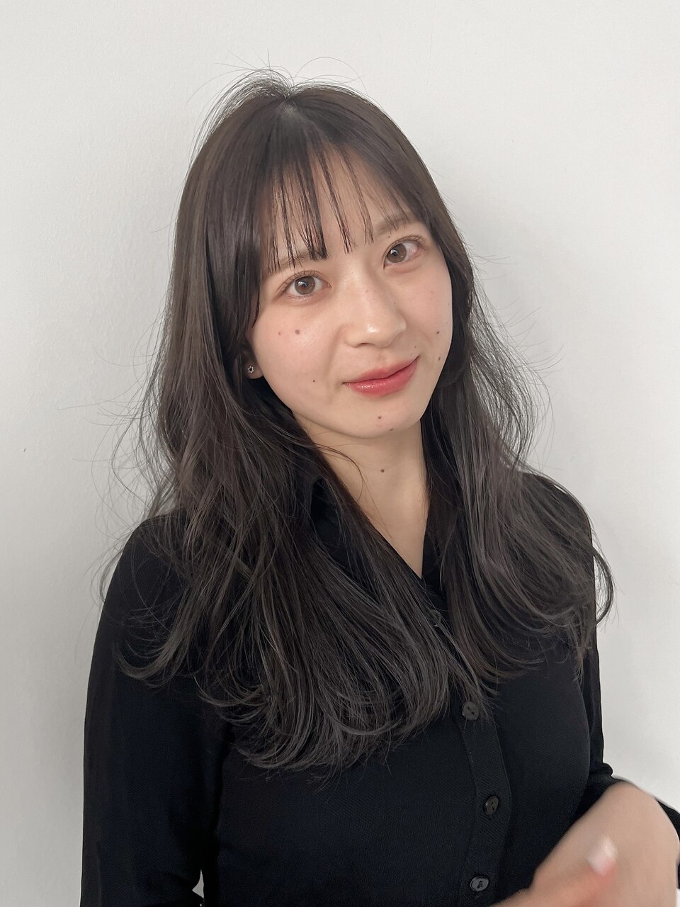 アッシュブラウンにくびれレイヤーで品のある大人カジュアル