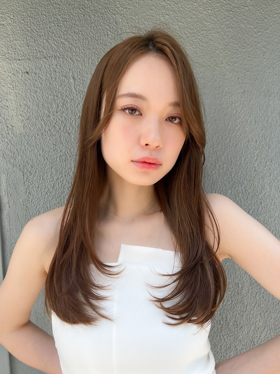 ロングストレートレイヤーベージュカラースタイル