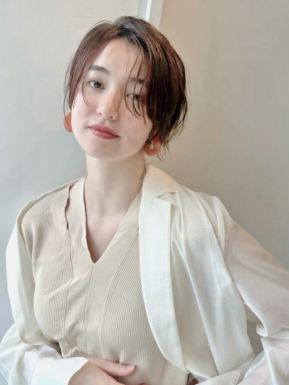 華奢な前髪が大人っぽい耳かけショート