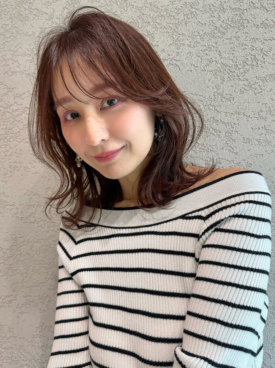 くびれシルエットとシースルーバングで大人可愛い愛されヘア