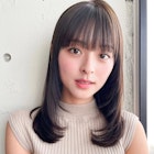 薄めバングのフェイスレイヤースタイル暗髪ワンカール