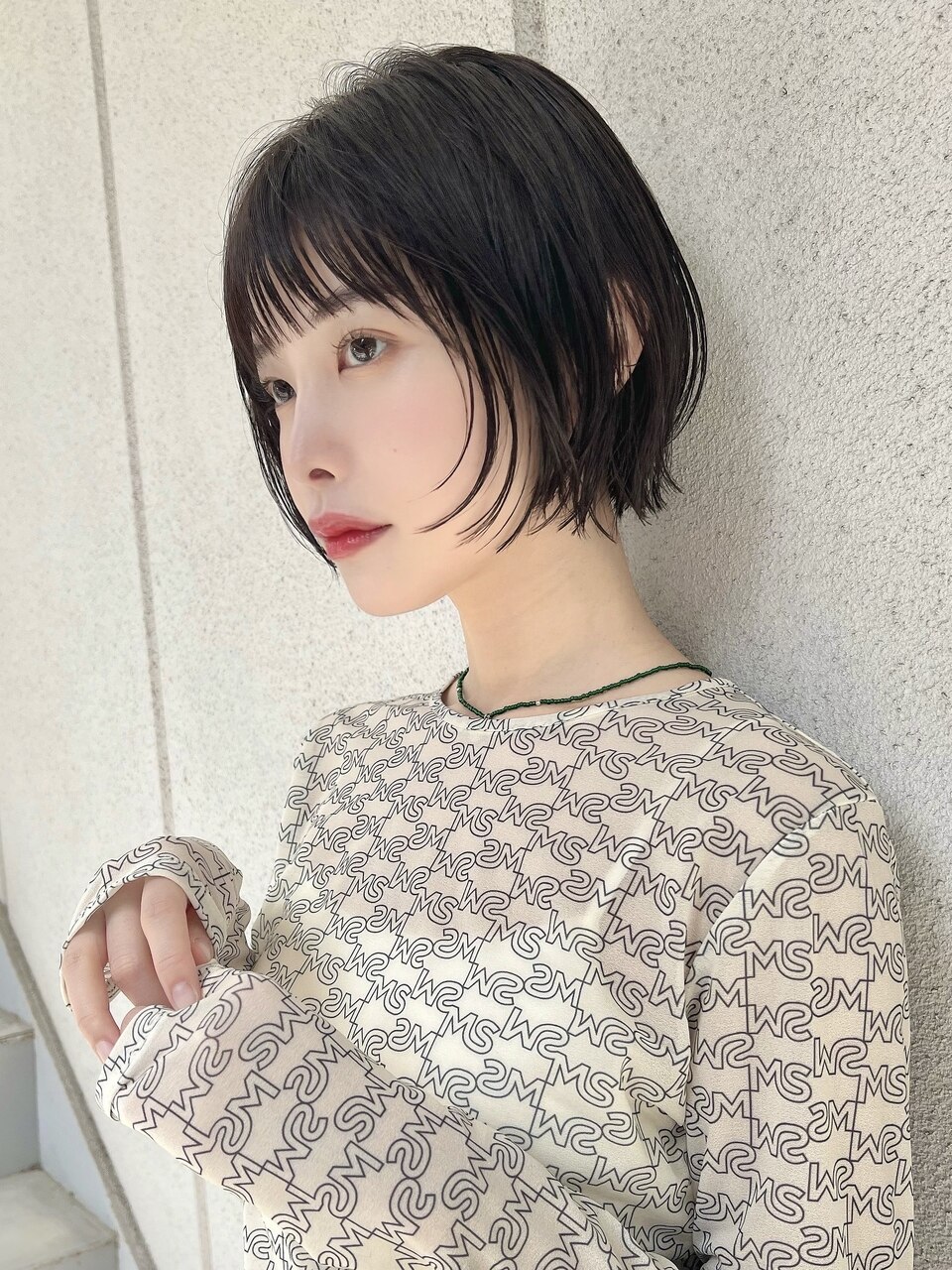 暗髪ショートボブ 顔まわりレイヤー 大人大人ボブ