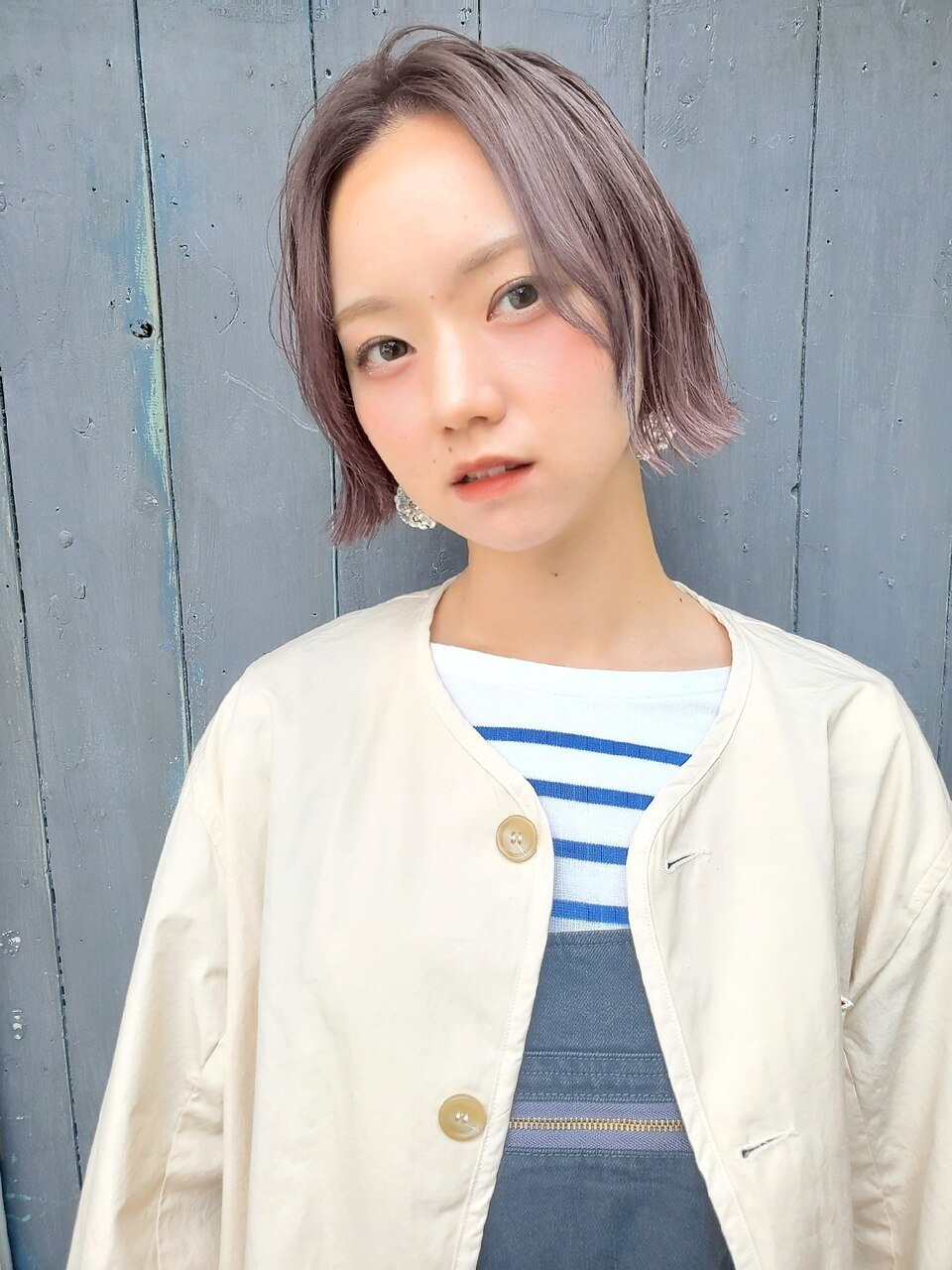 ピンクグレージュが主役　切りっぱなしボブ