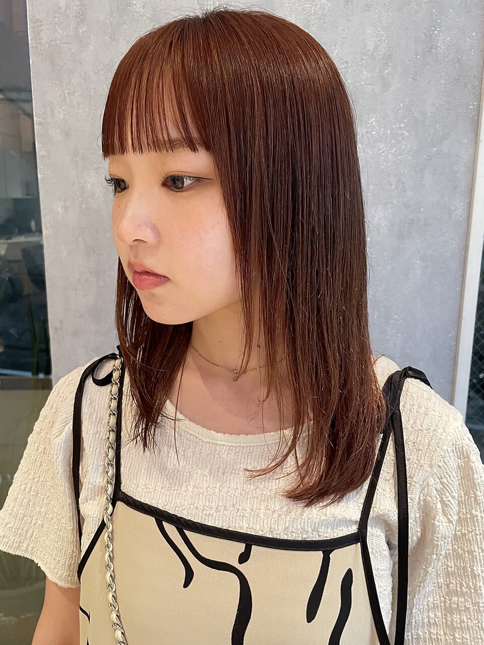 ピンクオレンジなフレッシュカラーのまとまるロングヘア。