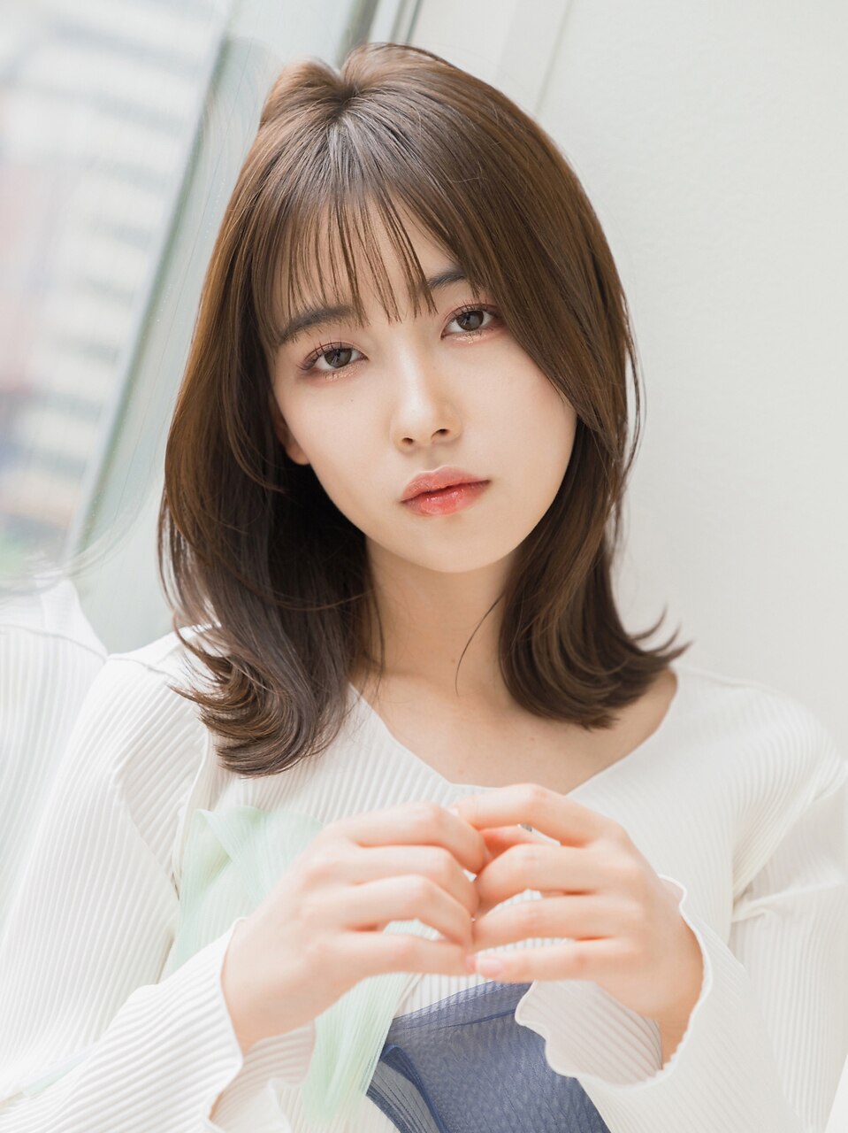 くびれ／外ハネ/レイヤー/ミディアムヘア