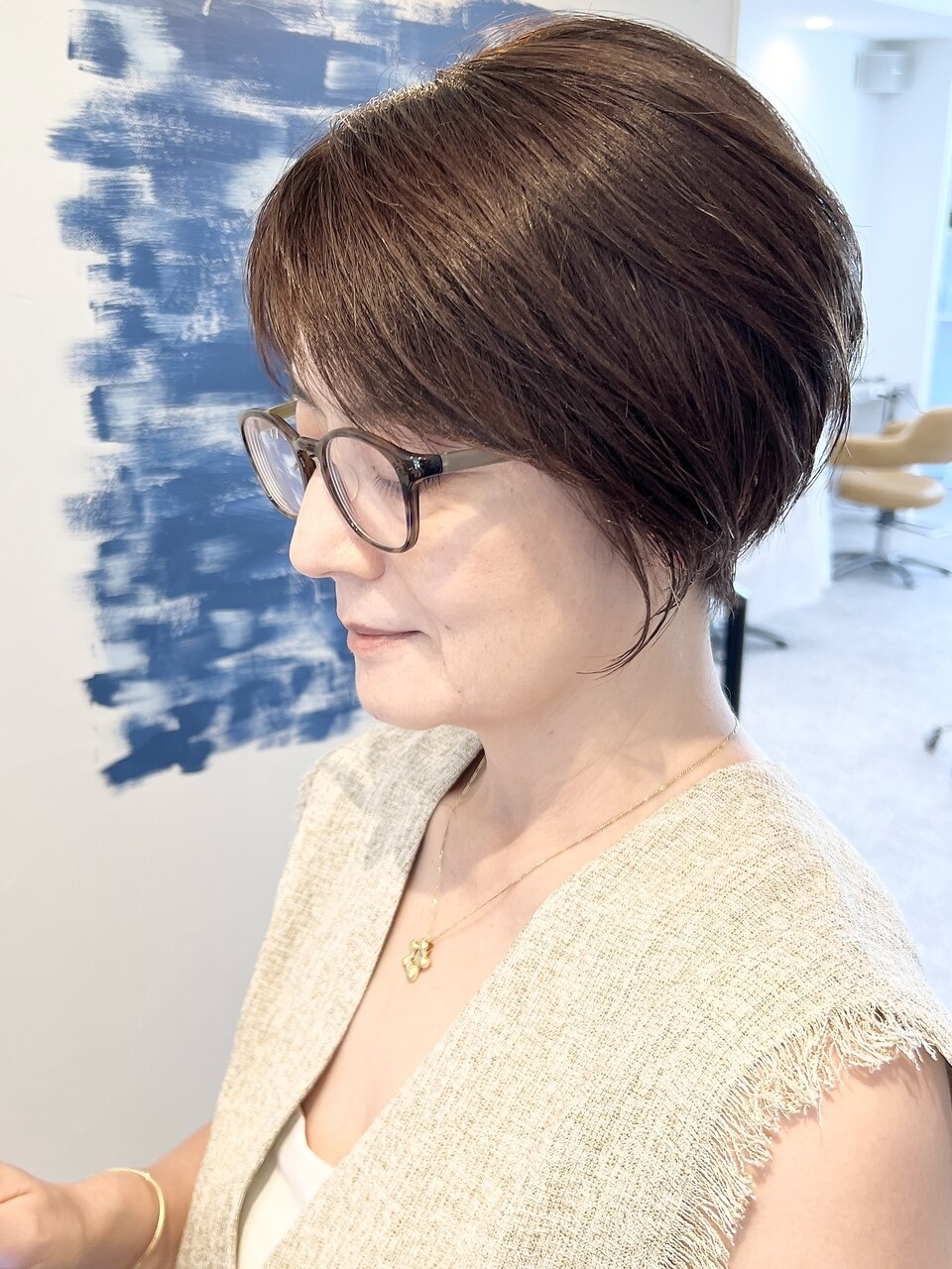 50代60代ひし形ハンサムショートボブ前下がりグレーベージュ