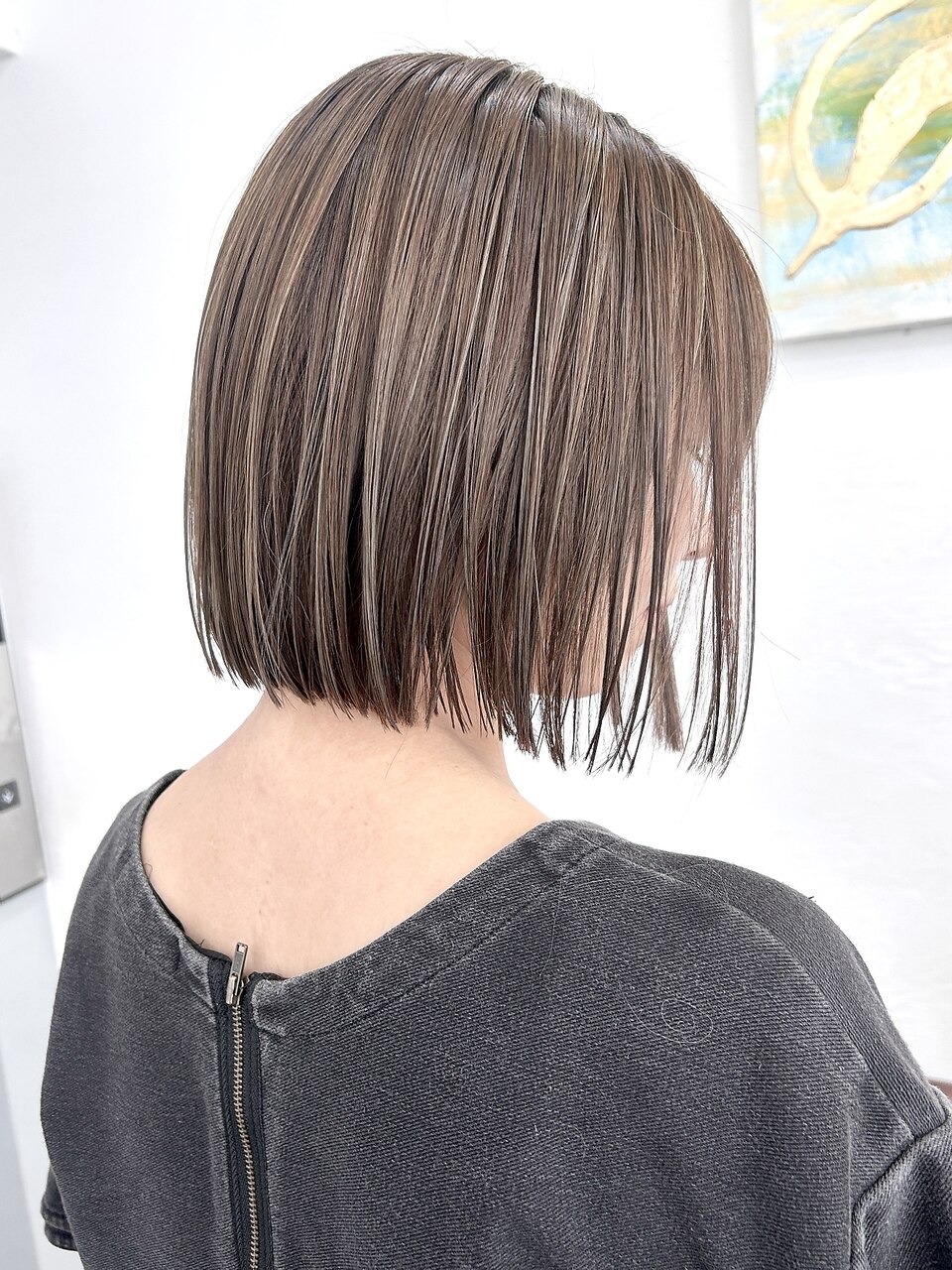 白髪ぼかし×パツッとストレートボブ