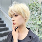 NUDEハイトーンブロンド前髪ありショート束感マッシュショート