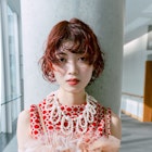 ショートパーマスタイルレッドハイライト