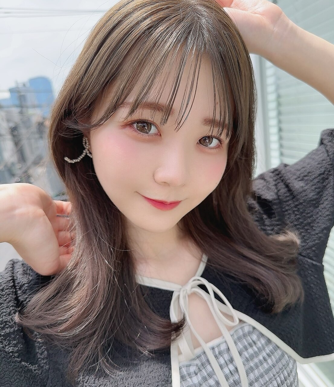 ミディアムシースルーぱっつん前髪おくれ毛ロブロングボブ