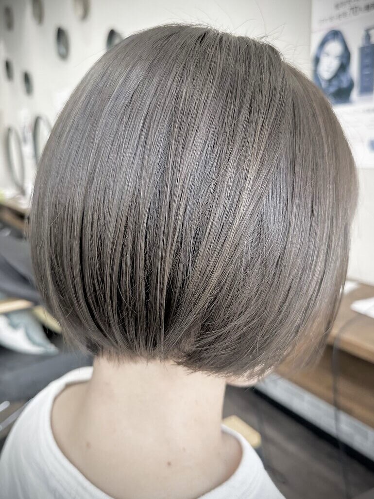 おしゃれな大人のハイトーンカラー ミニボブ ブルーアッシュ