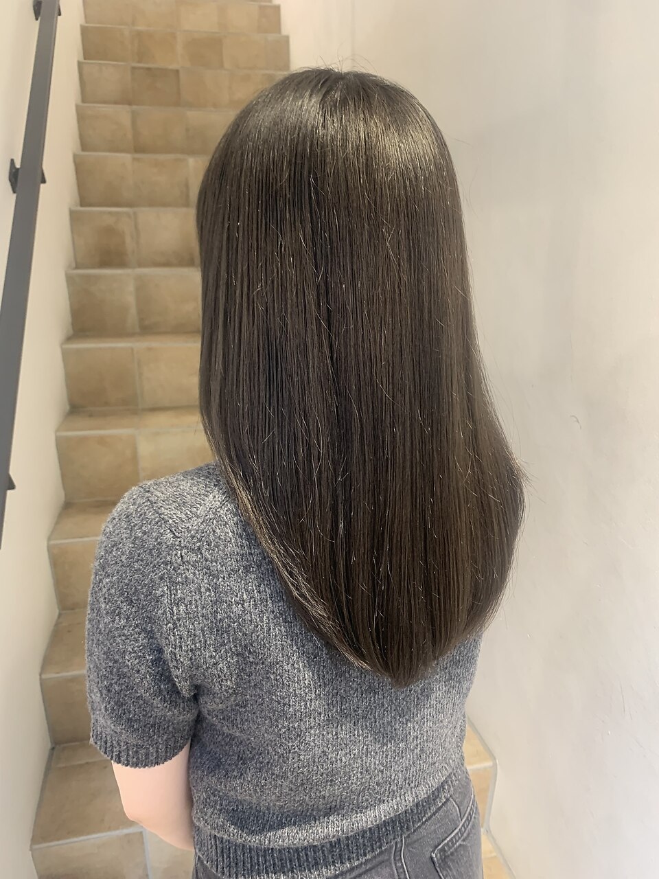 アッシュグレージュってどんな髪色？他カラーとの違いやブリーチ有無