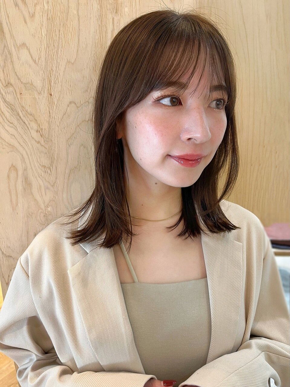 レイヤーカット顔周りレイヤー切りっぱなし秋色くすみベージュ