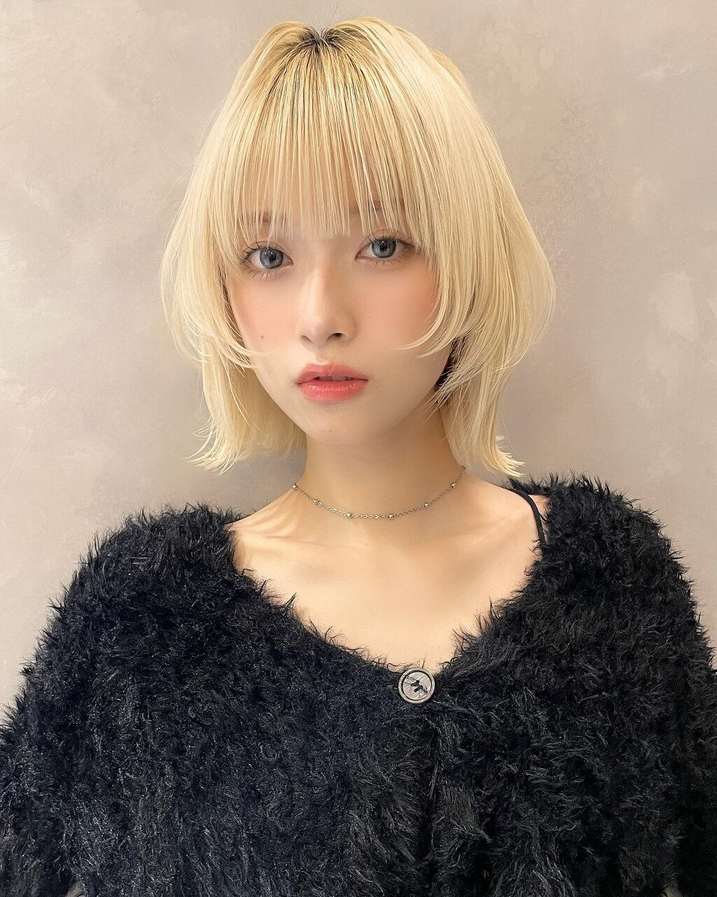 ホワイトカラー ブロンドハイトーン外ハネレイヤーカットM1109