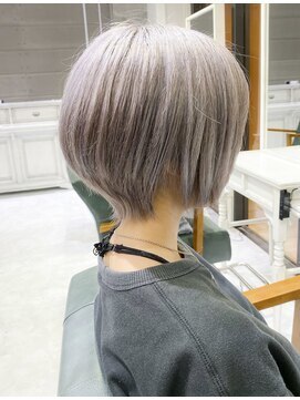 前下がりショートボブヘア　アッシュグレージュカラー
