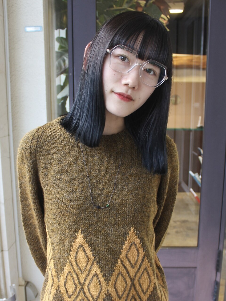 光に当たると、ほんのり青い濃紺