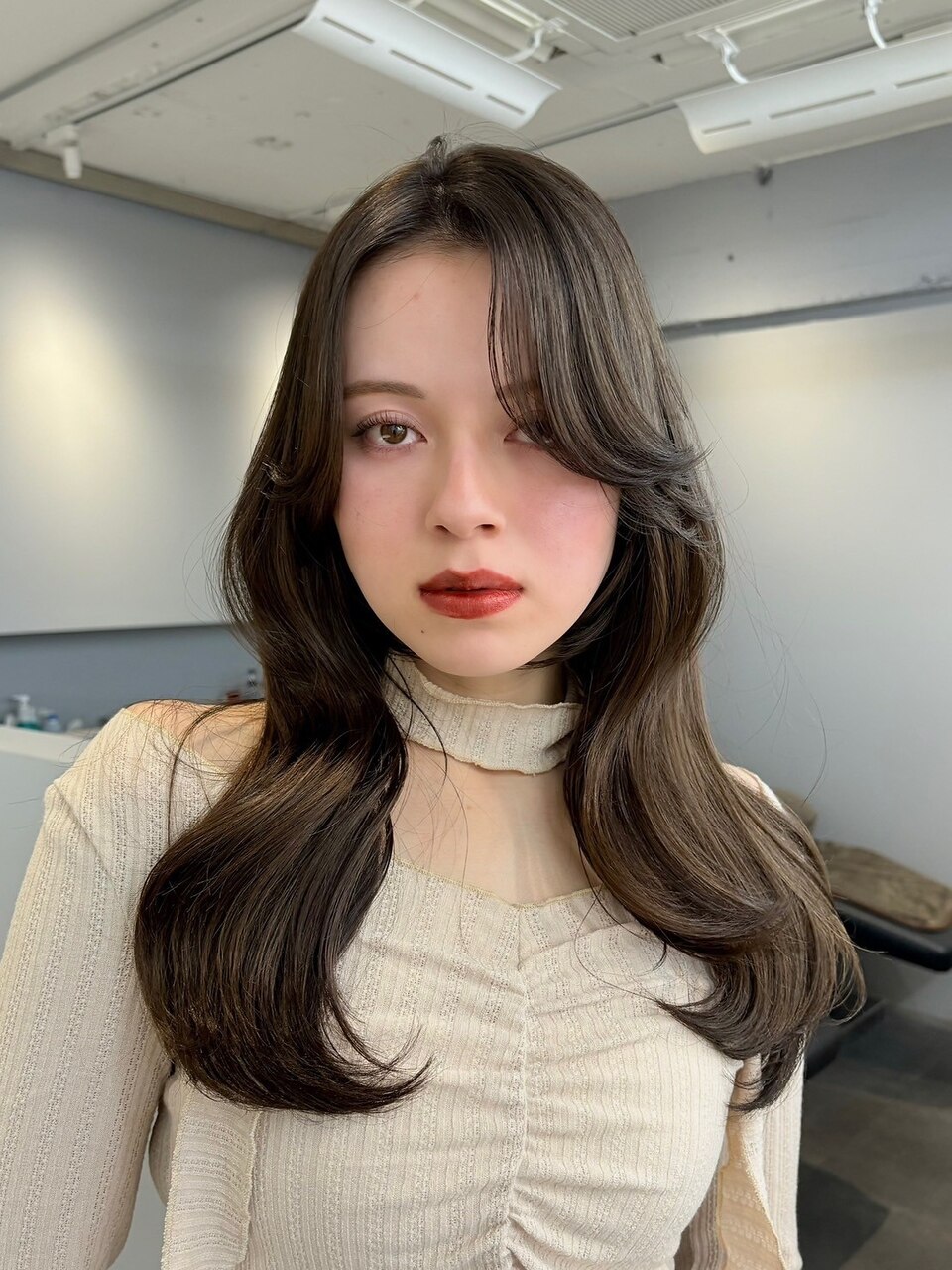 ヨシンモリレイヤーカットロングヘア_黒髪ボブルフネビージュ