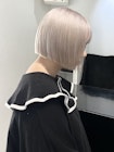 ホワイトブロンドケアブリーチ切りっぱなしボブぱっつん前髪小顔