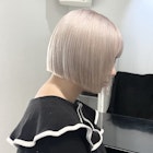 ホワイトブロンドケアブリーチ切りっぱなしボブぱっつん前髪小顔