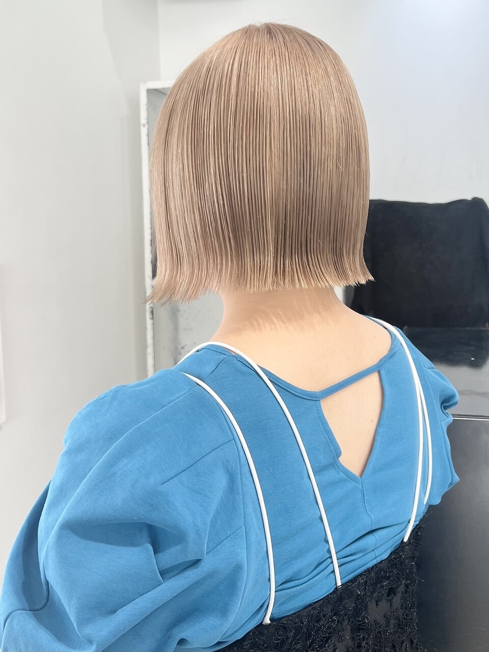 ケアブリーチ切りっぱなしボブ前下がりボブミルクティーベージュ