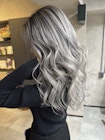 シルバーバレイヤージュ、ハイライト、グレージュレイヤーカット