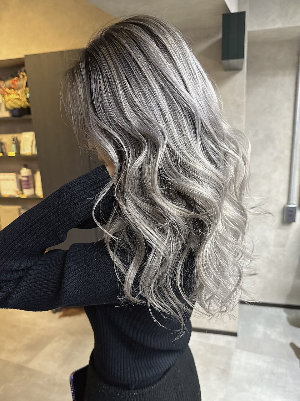 シルバーバレイヤージュ、ハイライト、グレージュレイヤーカット