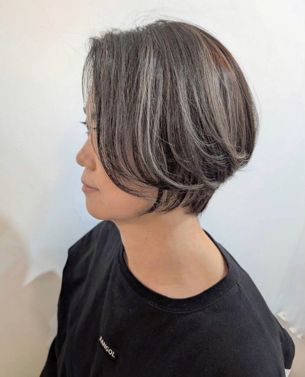 脱白髪染めハイライトグレージュカラーショートボブ30代40代
