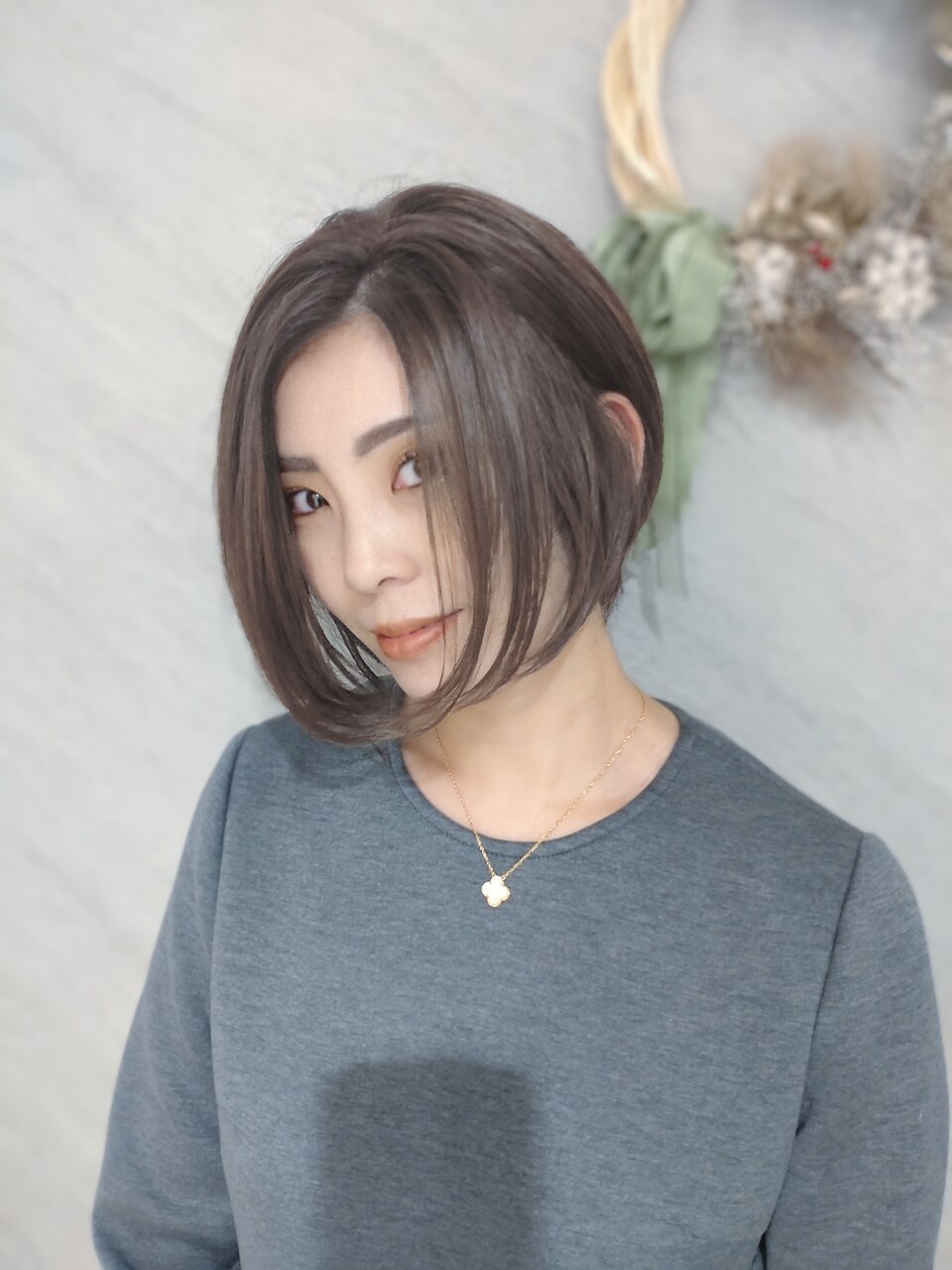 前下がりボブ×ハイライト＆カーキベージュ