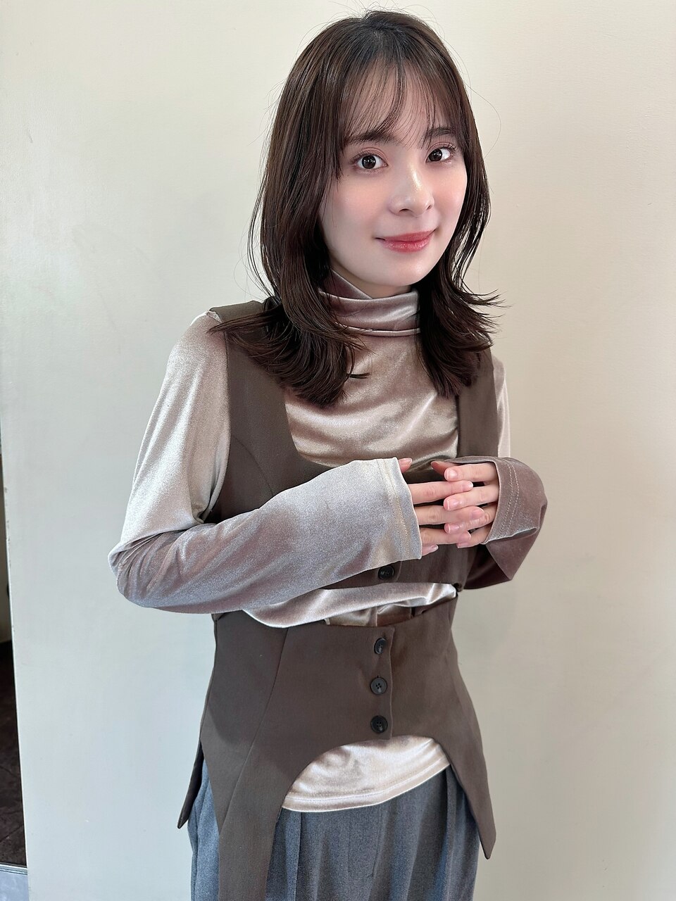 大人カジュアルくびれレイヤーミディアムベージュブラウン