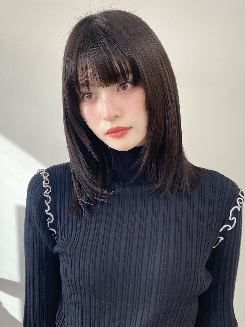 暗髪黒髪韓国イメチェンミディアムレイヤーカット小顔重め前髪