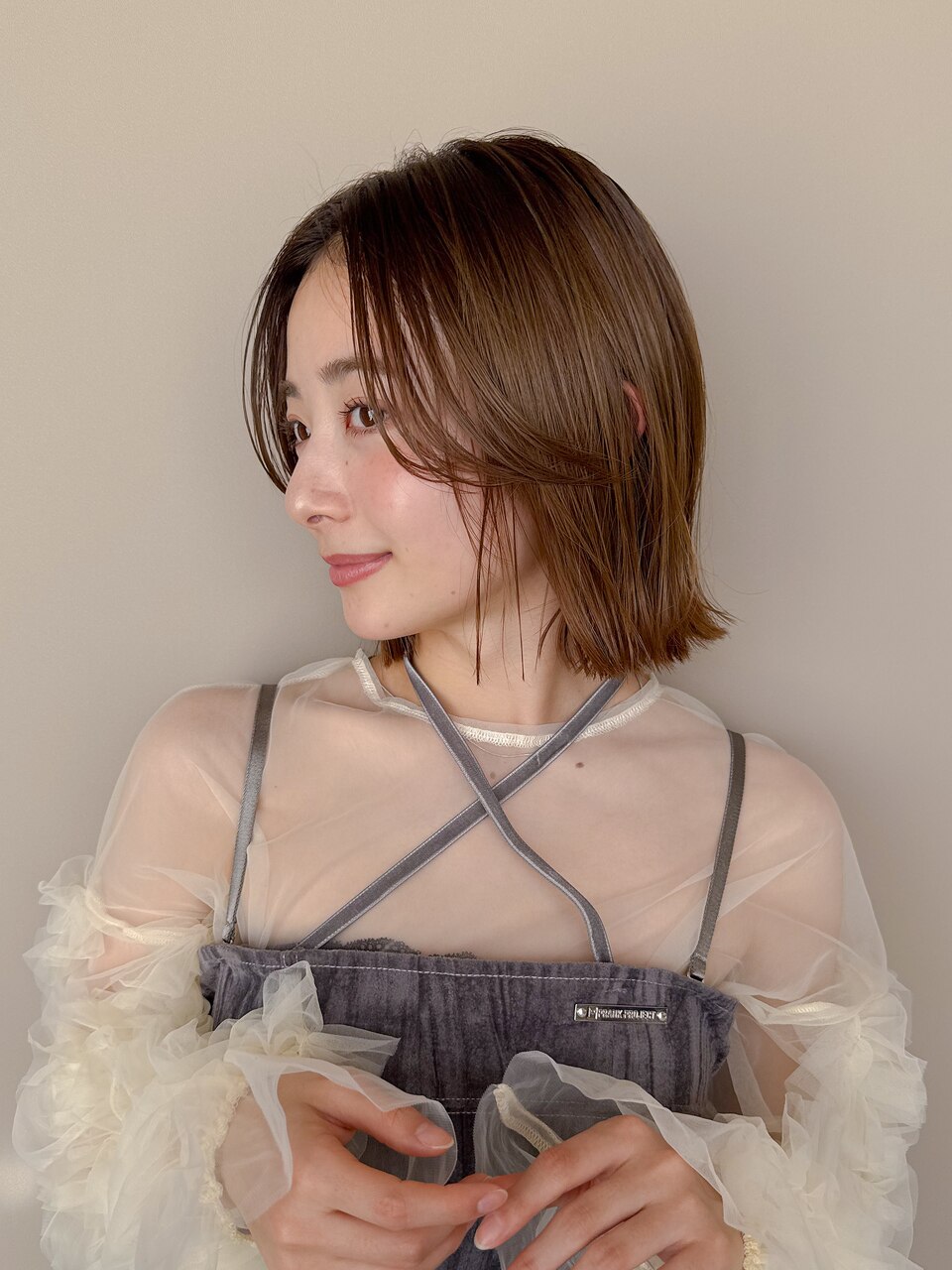 くびれボブ外ハネボブ色素薄めカラーミルクティーベージュ