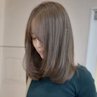 レイヤーカット グレージュカラー ハイライトカラー 前髪
