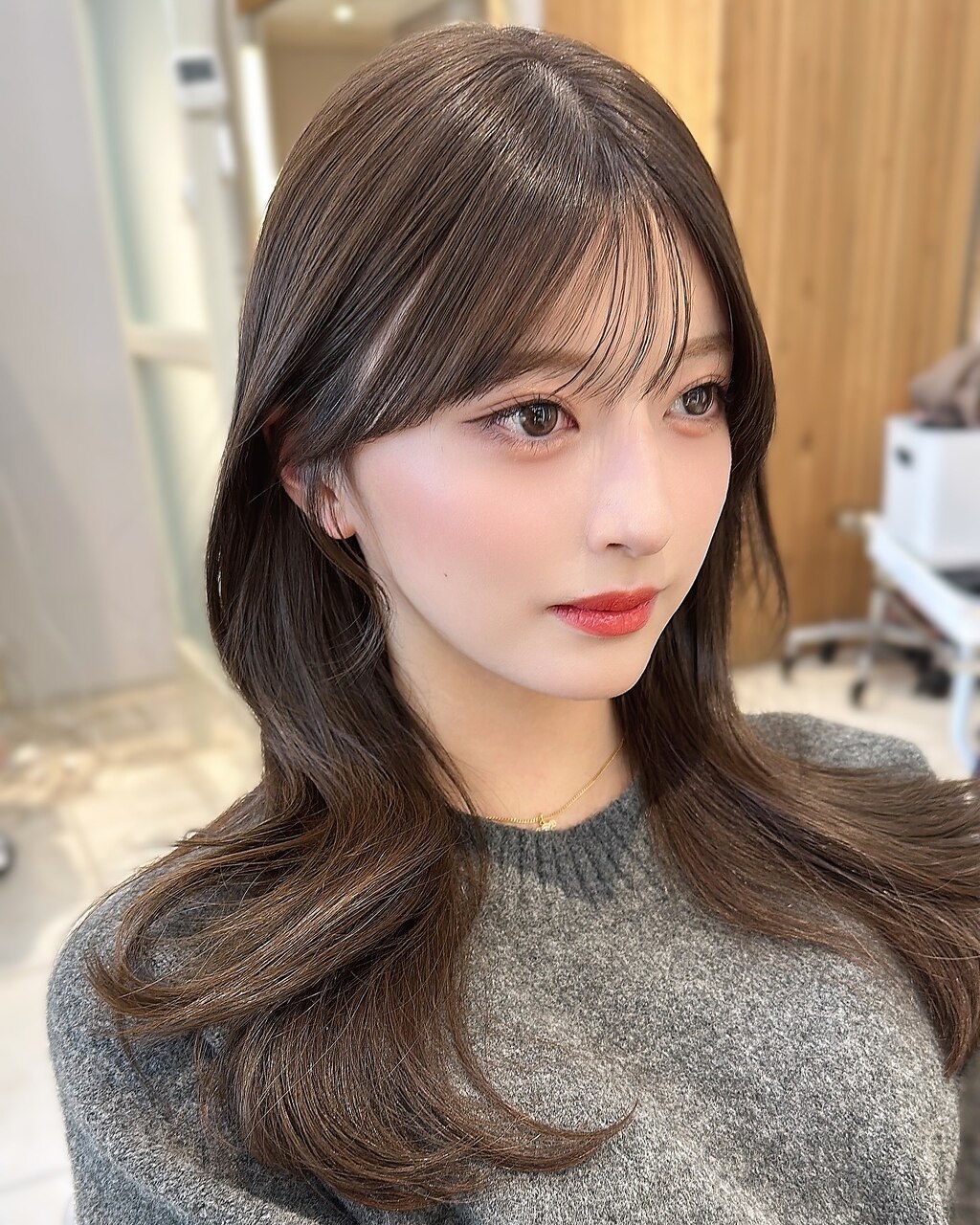 大人可愛いサイドバング似合わせオリーブベージュおくれ毛薄め