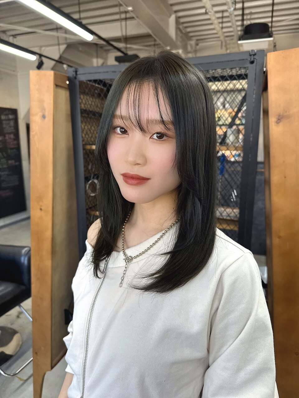 透明感カーキグレージュ