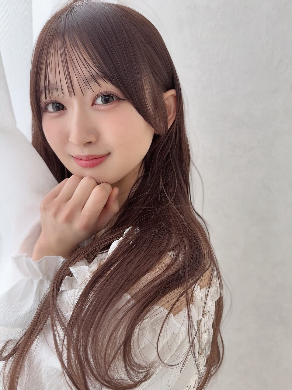 ロングレイヤーシースルーぱっつん前髪おくれ毛ロブミディアム