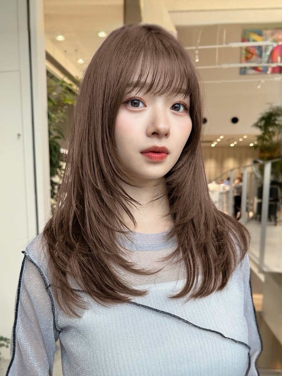 ミディアムレイヤーくすみベージュイメチェンヘアスタイル