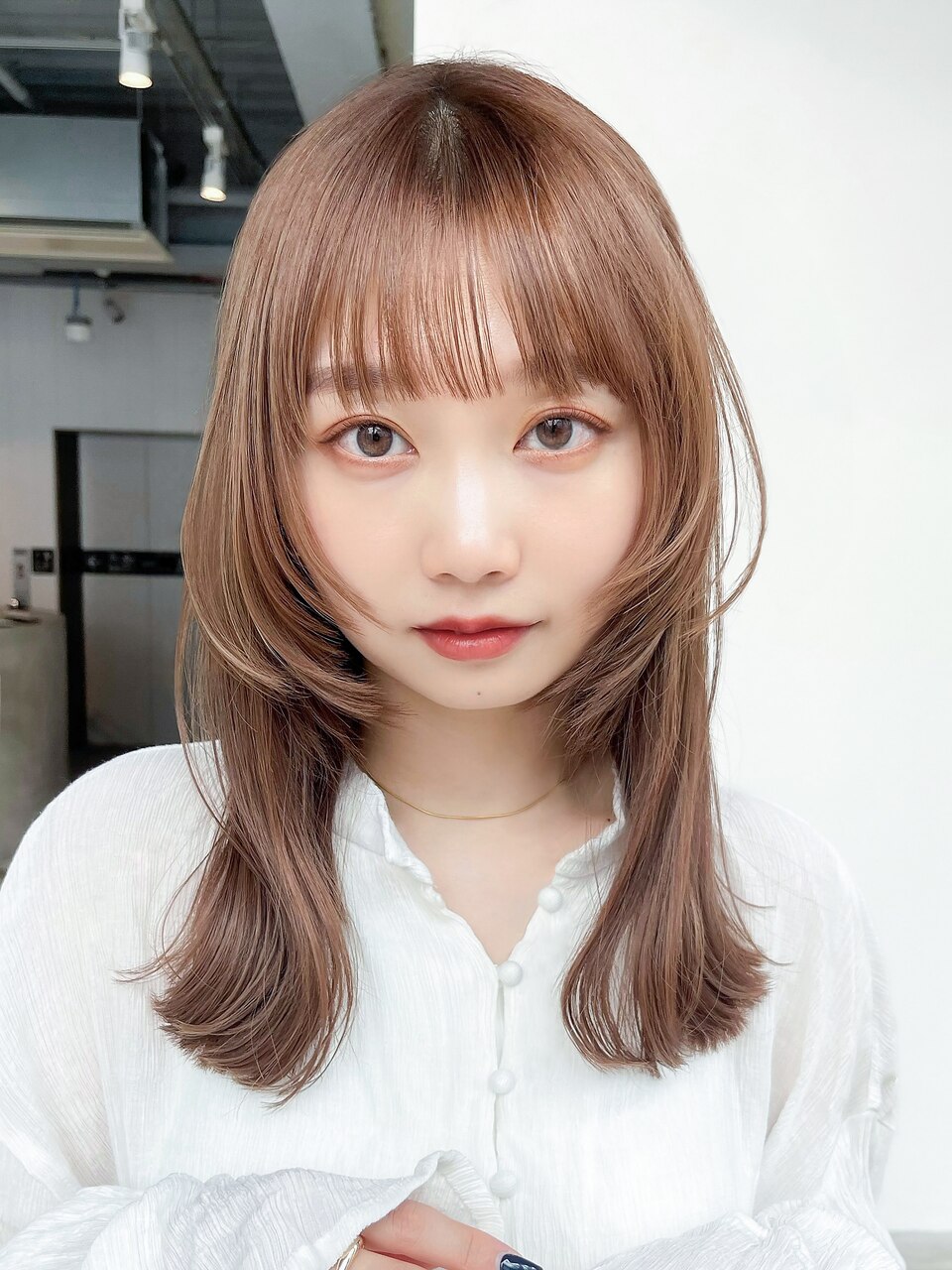美髪ホワイトブロンドくびれヘア顔周りレイヤーロング_9541