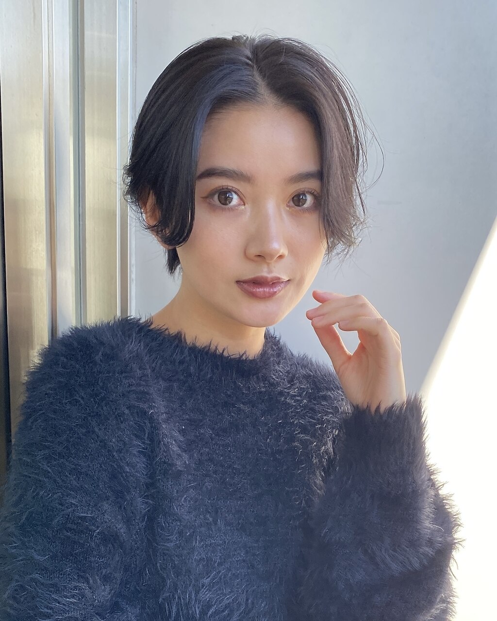 丸みショート前下がりセンターパートハンサムくびれショート