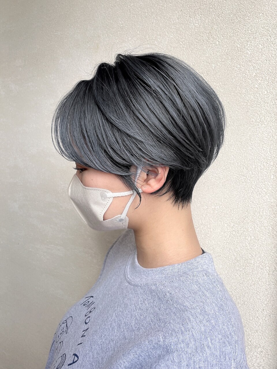 カッコイイの定番！　ハンサムショート×シャドールーツシルバー