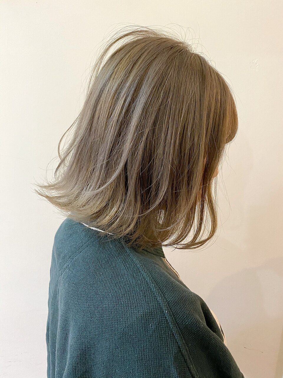 オリーブグレージュ/外ハネ/ボブ