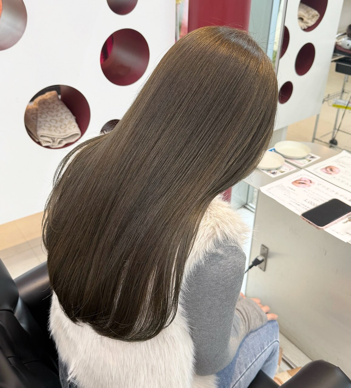 オリーブベージュ